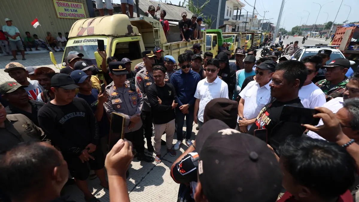 BAYARAN TELAT: Puluhan sopir truk menggeruduk PT Hastari Jaya Sentosa di lokasi proyek Tol Desa Manyaran, Banyakan dampak keterlambatan pembayaran pekerjaan pengangkutan material kemarin. (Foto: Wahyu Adji)
