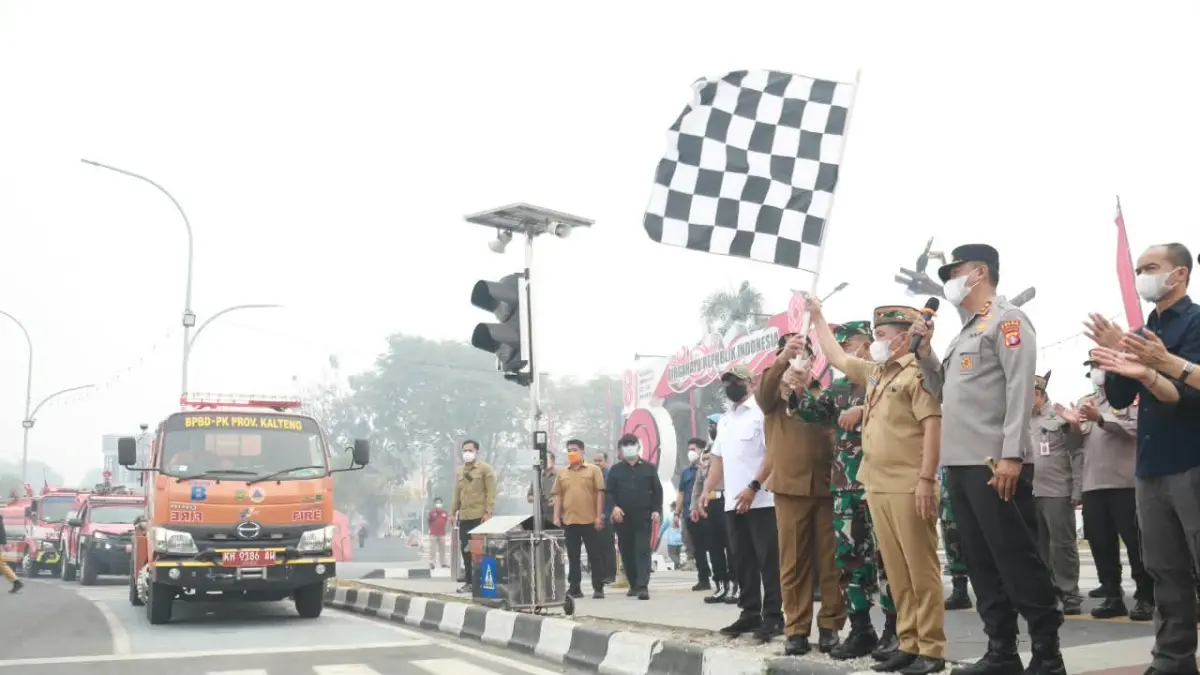 Gubernur Kalteng Agustiar Sabran memimpin Apel Gelar Pasukan dalam Rangka Penguatan Penanganan Karhutla Tahun 2026 Bersama Relawan ASN di Halaman Istana Isen Mulang Palangka Raya, Senin (31/8/2026). (Biro Adpim)