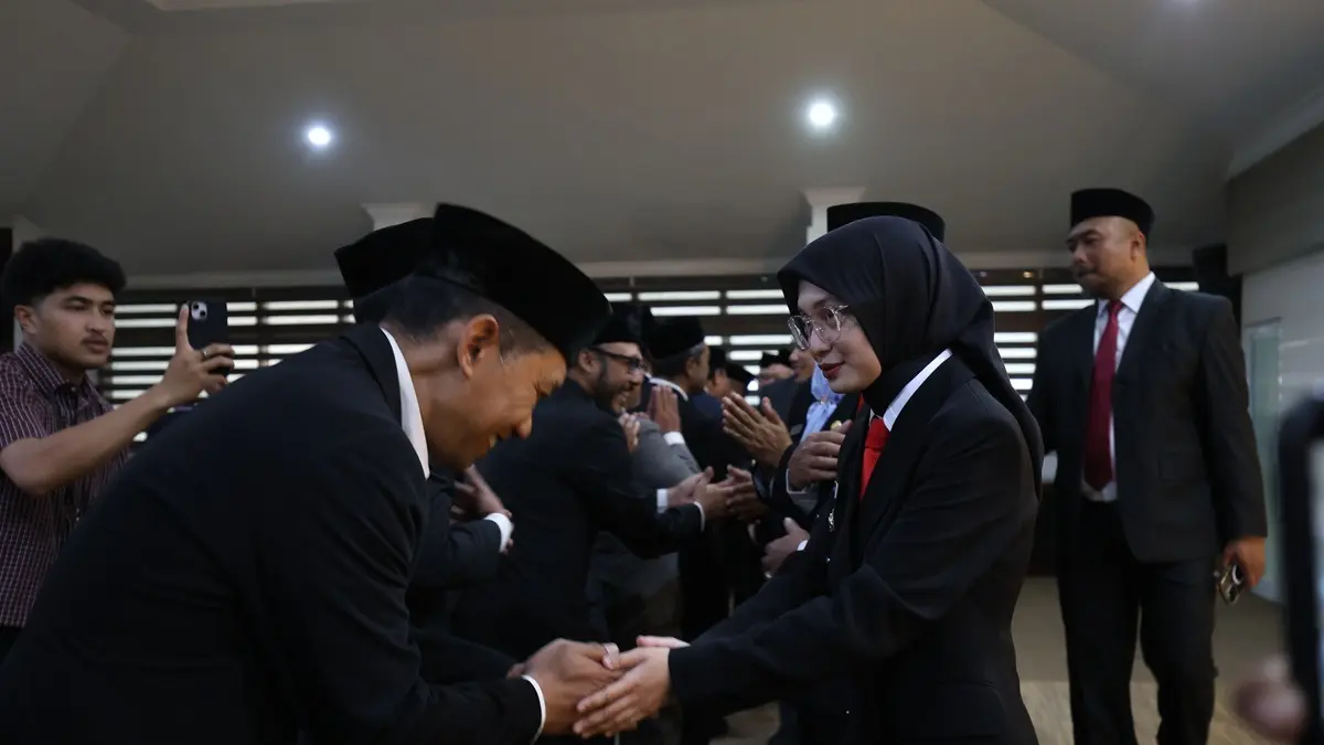 Wali Kota Kediri Vinanda Prameswati menyalami pejabat eselon II yang dilantik di ruang Joyoboyo kemarin sore./Foto : Wahyu Adji