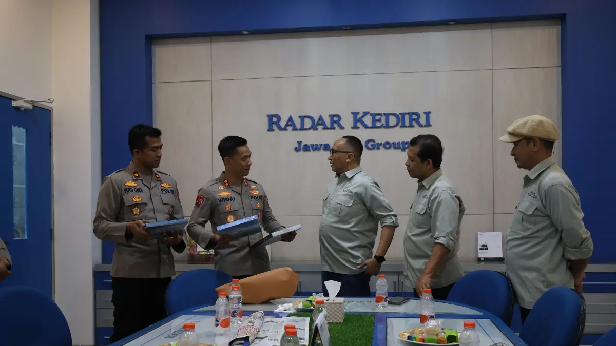 
PERKUAT SINERGI: Kapolres Kediri Kota AKBP Kresno Wisnu Putranto (2 dari kiri) dan Waka Polres Kompol Putu Gde Caka Pratyaksa Ratsuko (kiri) menerima buku dari Direktur JP Radar Kediri Kurniawan Muhammad, General Manager Chafid Suyuti (2 dari kanan), dan Pemimpin Redaksi Mahfud (kanan). (Foto: Wahyu Adji/JPRK)
