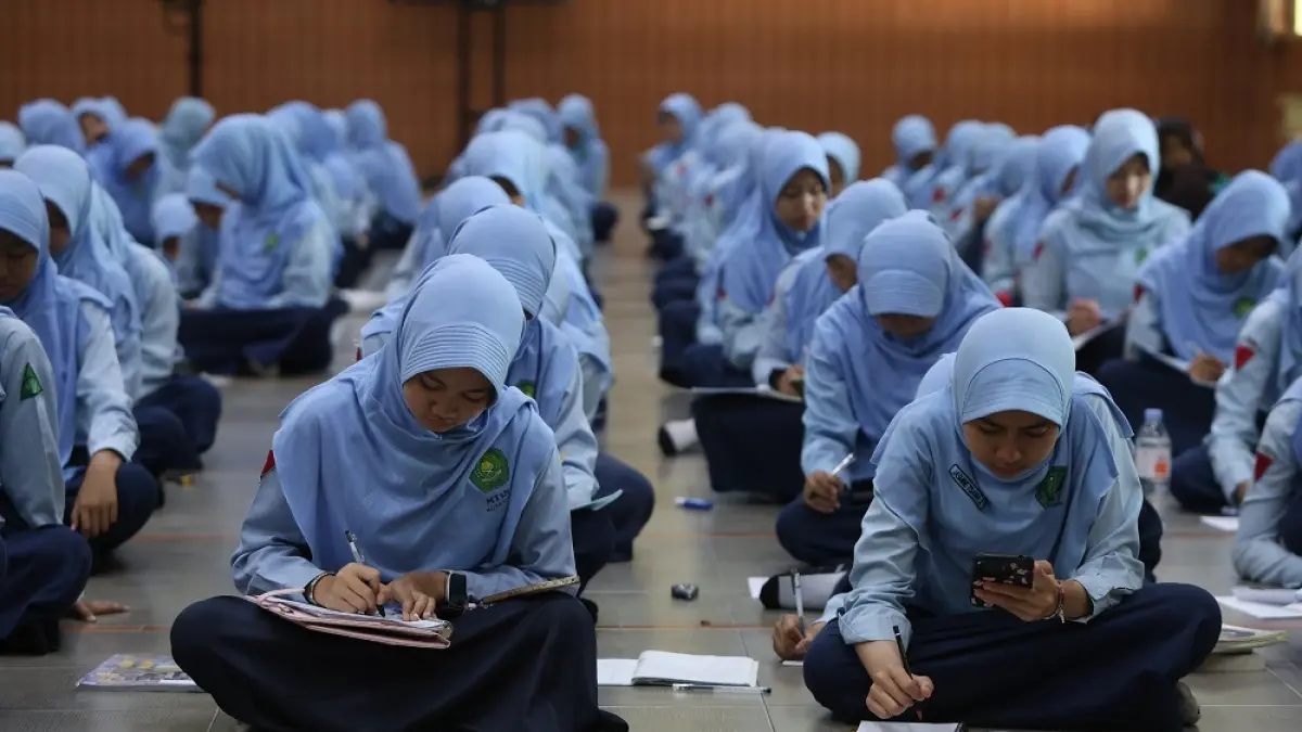 KONSENTRASI: Ratusan siswa MTsN 1 Kota Kediri mengerjakan soal-soal babak penyisihan Kompetisi Kompetensi Akademik. Ajang yang digelar oleh Jawa Pos Radar Kediri itu sekaligus jadi sarana untuk mempersiapkan diri jelang Tes Kemampuan Akademik (TKA). (Foto: Wahyu Adji)