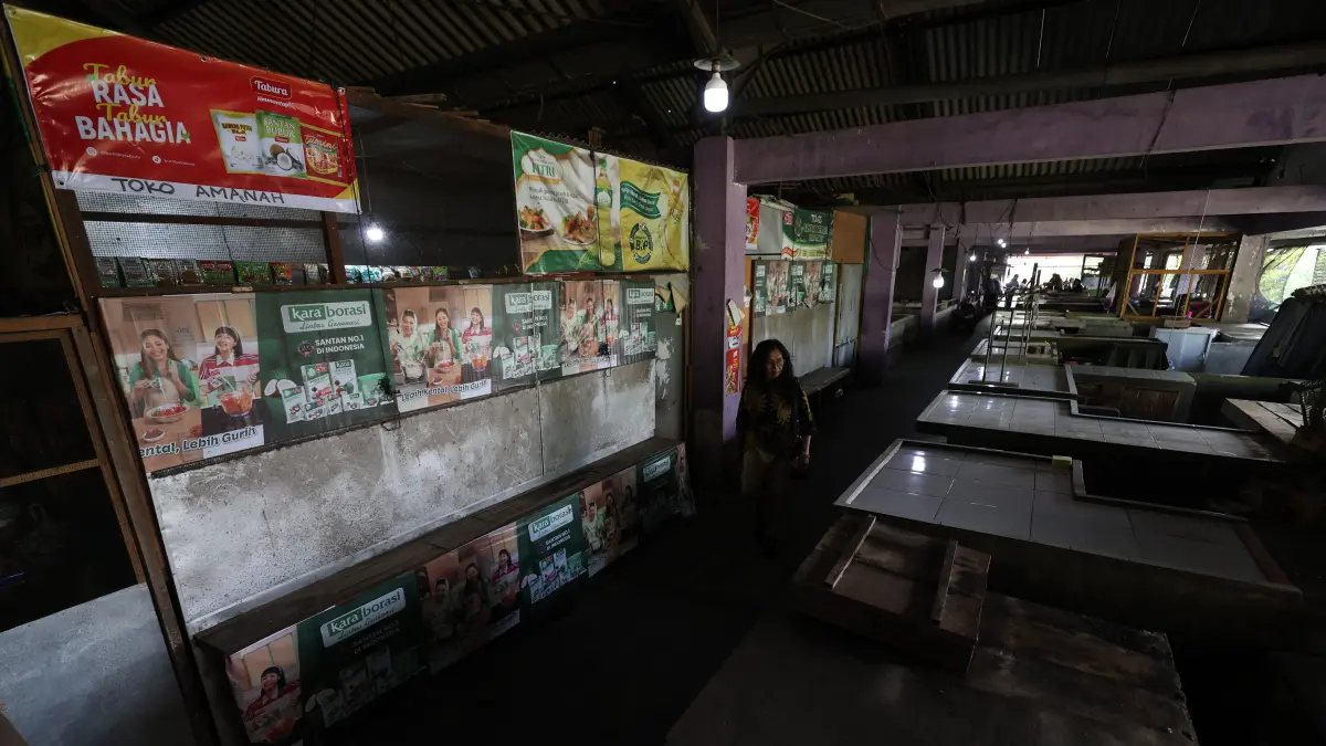 KECELE: Pengunjung pasar yang hendak membeli sayur-mayur di lantai 2 Pasar Bandar hanya mendapati los yang sepi. Tidak ada satu pun pedagang yang membuka lapak di sana buntut aksi mogok ratusan pedagang kemarin. (Wahyu Adji/JPRK)