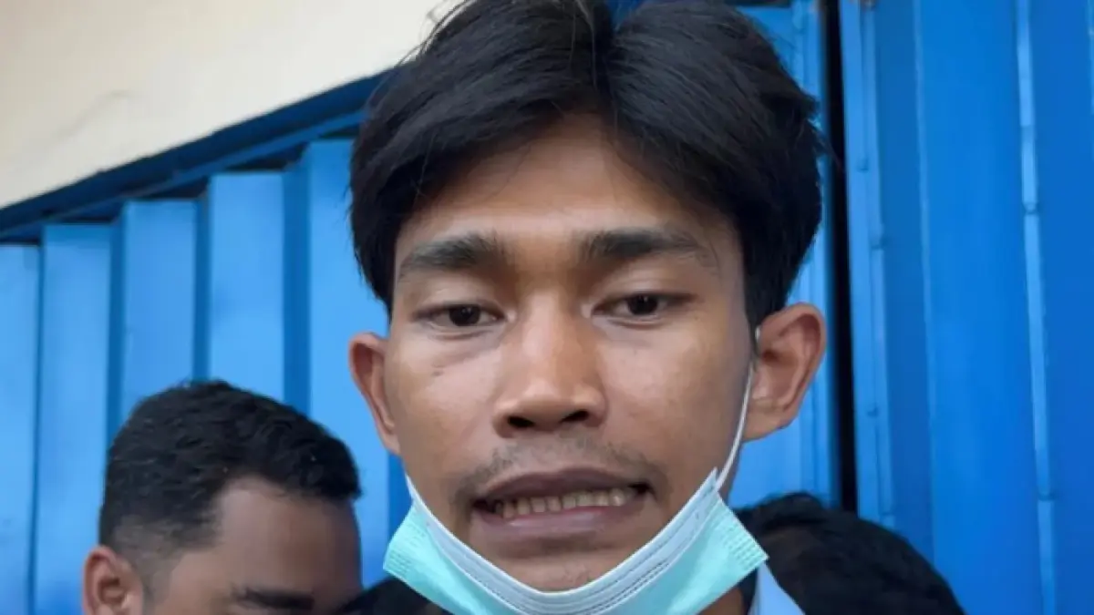 Kepala SPPG Kalitengah, Kecamatan Tanggulangin, Sidoarjo, Rafli Ridho mengungkapkan klarifikasi dan permohonan maaf kepada seluruh santri dan siswa yang keracunan diduga usai menyantap makanan bergizi gratis (MBG). (Ardini Pramitha/JawaPos.com)