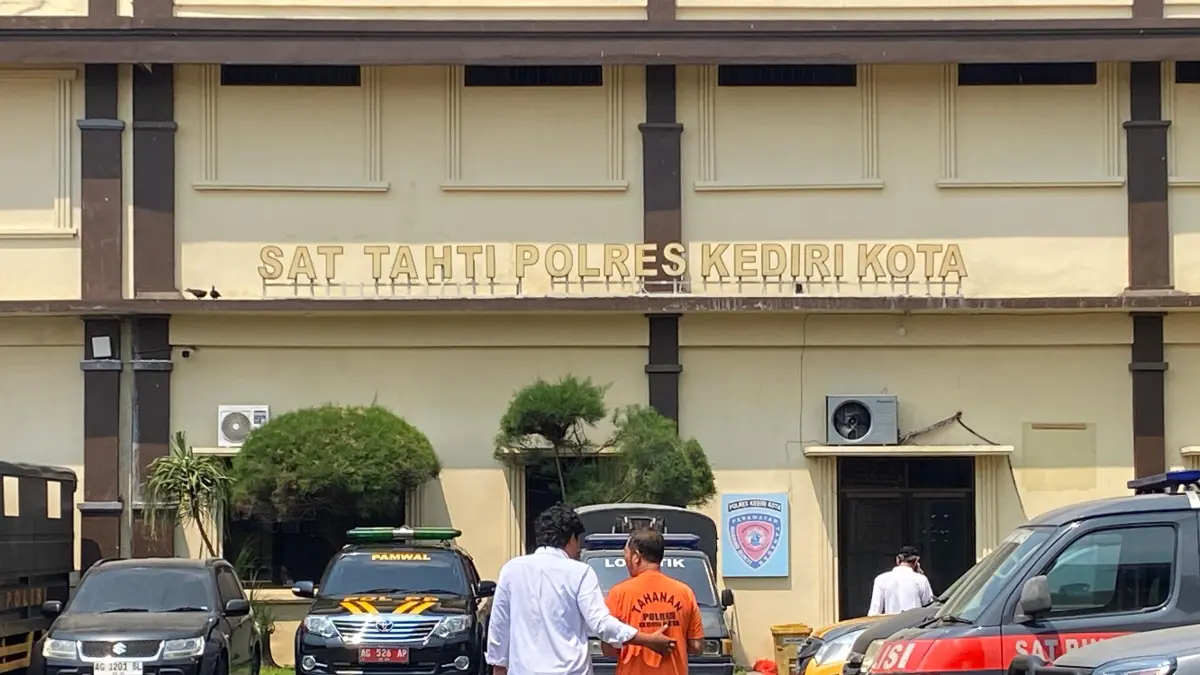 Penyidik menggelandang tersangka kasus pencabulan anak tiri dan mertua di Kecamatan Pesantren. (Hilda Nurmala Risani/JPRK)