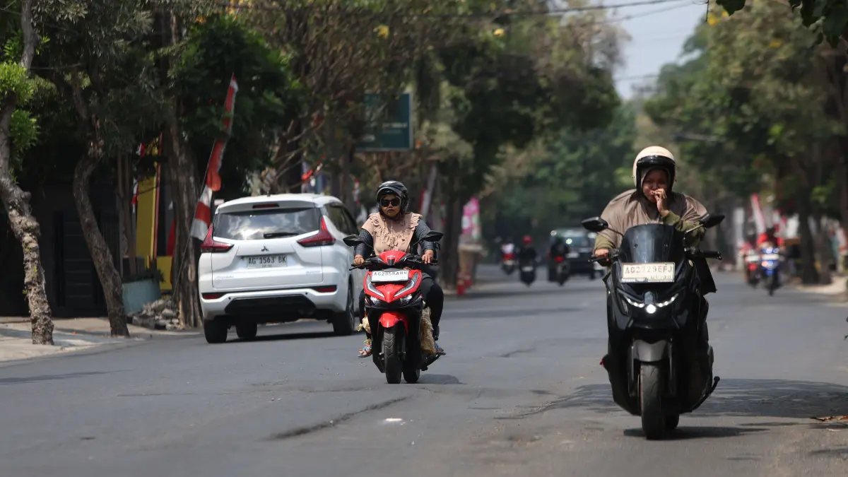 
RAWAN LAKA: Pengendara melintas di Jalan MT Haryono, Kecamatan Pesantren, Kota Kediri yang berlubang dan bergelombang. (WAHYU ADJI F/JPRK)
