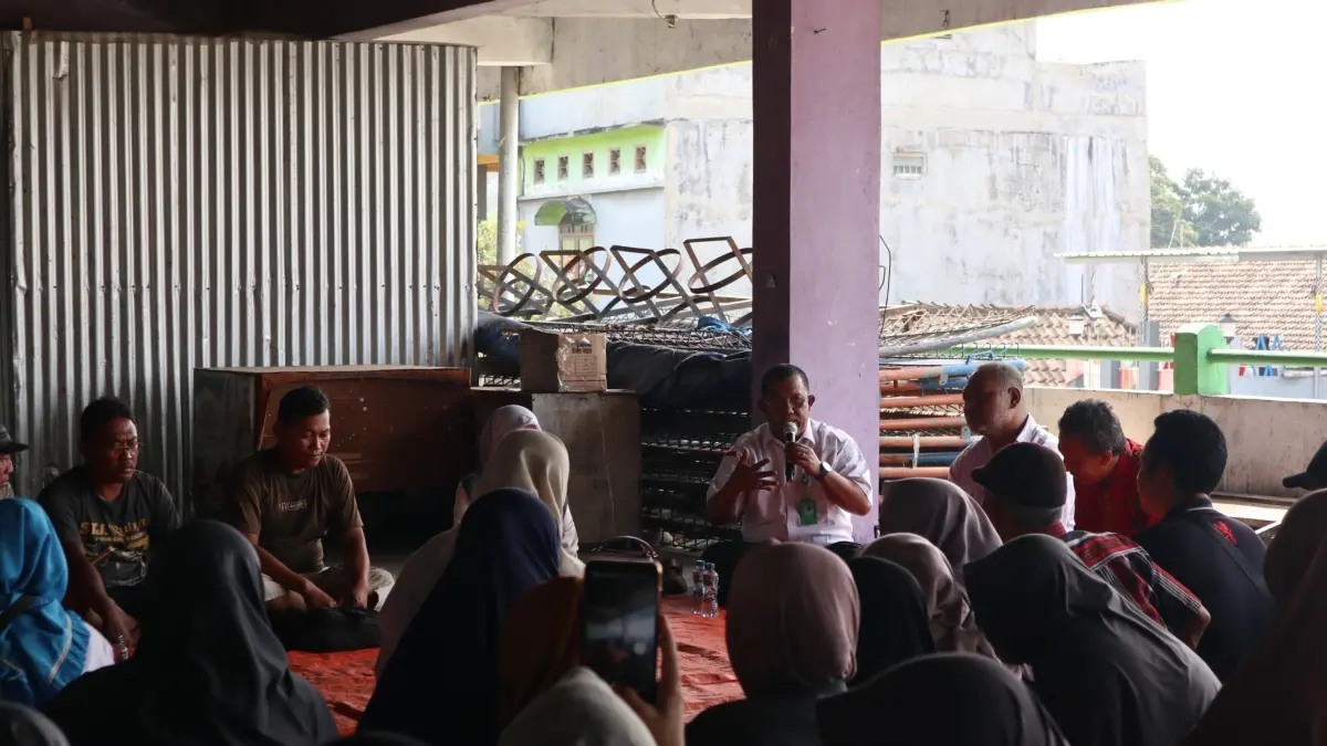 Suasana dialog pedagang Pasar Bandar Kediri di lantai 2 Pasar Bandar Rabu pagi (3/9). Pertemuan belum menghasilkan solusi karena pejabat berwenang belum datang.