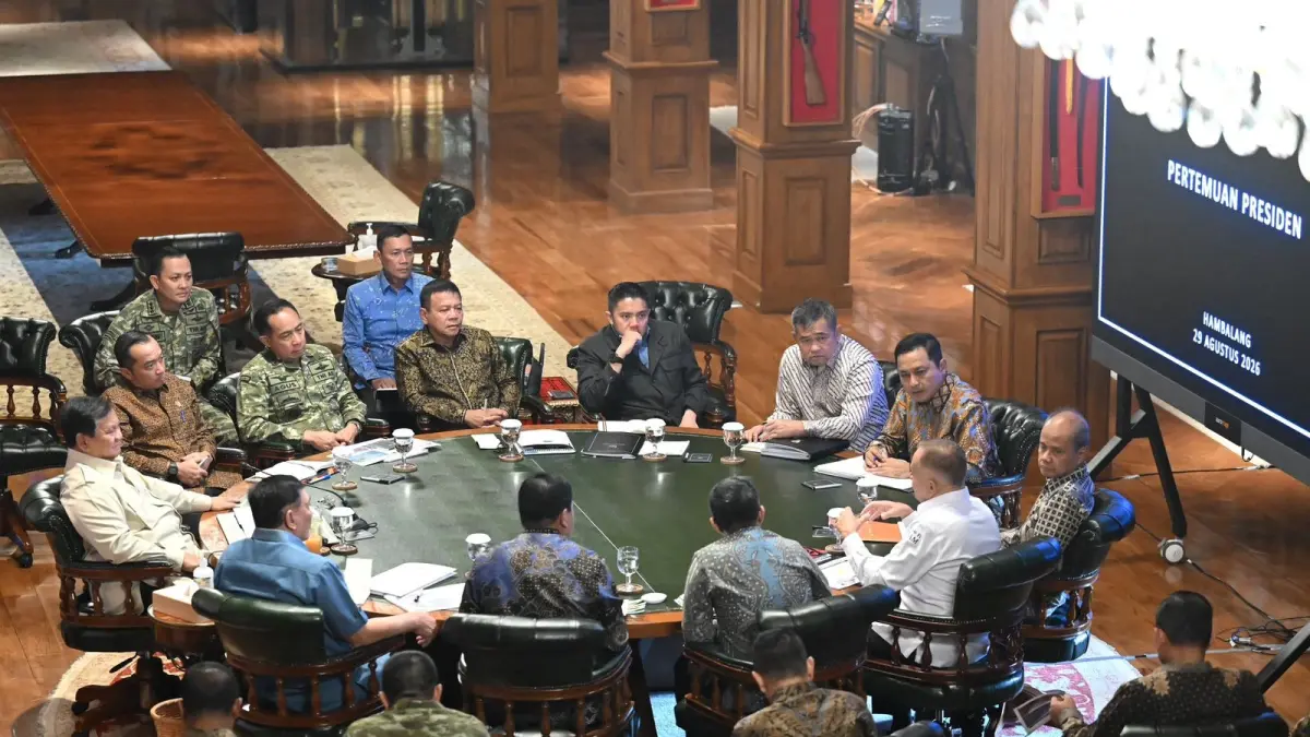 Presiden Prabowo Subianto membahas sejumlah isu strategis bersama Panglima TNI, para Kepala Staf Angkatan, serta sejumlah menteri dan pejabat terkait di kediamannya di Hambalang, Kabupaten Bogor, Provinsi Jawa Barat, pada Sabtu, 29 Agustus 2026. (Foto: BPMI Setpres)