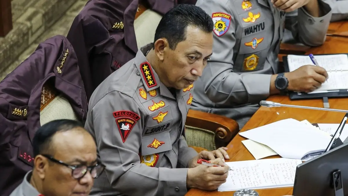Kapolri Jenderal Pol. Listyo Sigit Prabowo (kanan) mengikuti rapat kerja dengan Komisi III DPR di Kompleks Parlemen, Senayan, Jakarta, Senin (26/1/2026). Raker tersebut membahas evaluasi kinerja Tahun Anggaran 2025 dan rencana kerja Tahun Anggaran 2026. (ANTARA FOTO/Asprilla Dwi Adha/nz)
