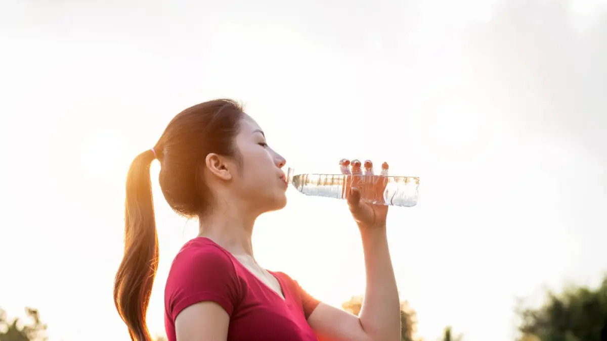 ilustrasi minum air putih (magnific)