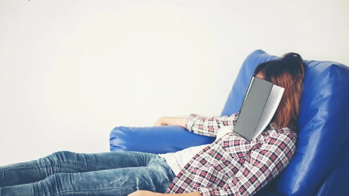 Ilustrasi tidur di sofa (magnific)