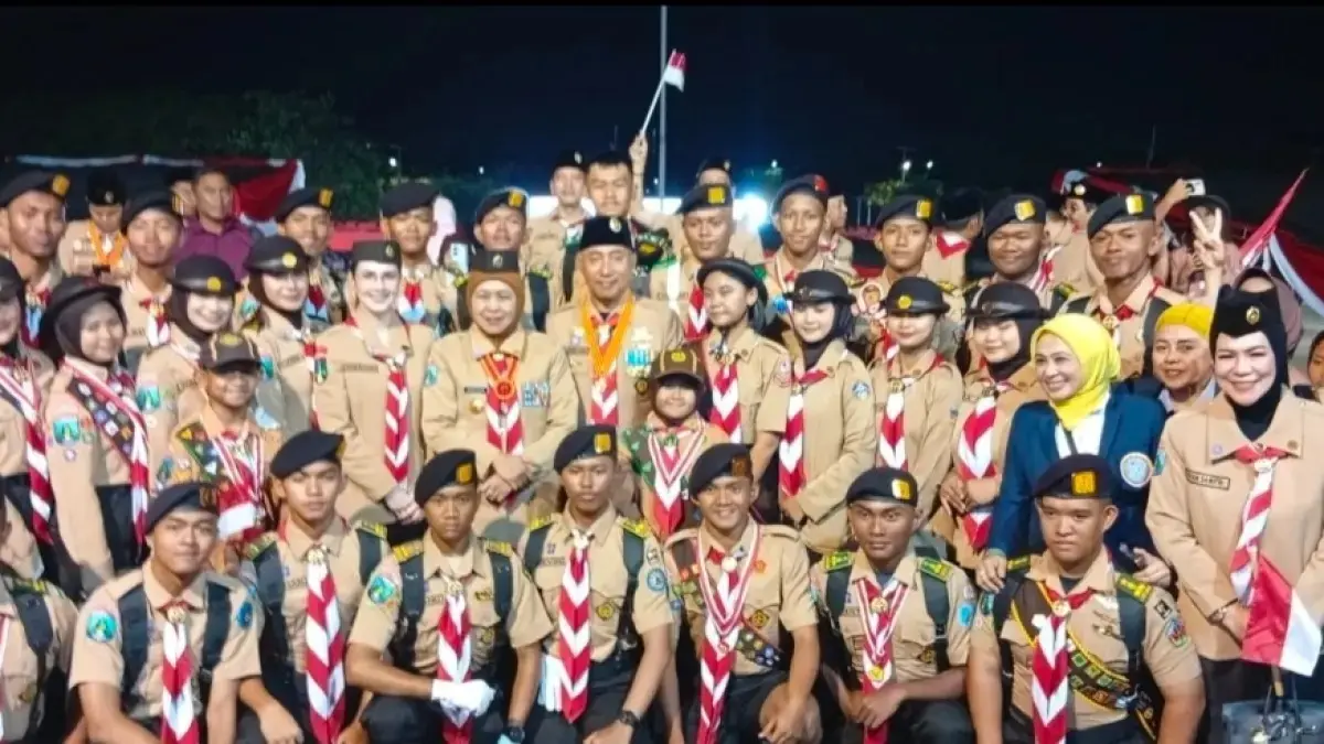 Peringatan Hari Pramuka ke-65 tingkat Provinsi Jawa Timur di halaman Rektorat Unesa, Rabu (2/9/2026). Kegiatan tersebut turut menjadi momentum penyampaian dukungan beasiswa bagi anggota Pramuka. (Foto: Rahmat Sudrajat/Radar Surabaya)
