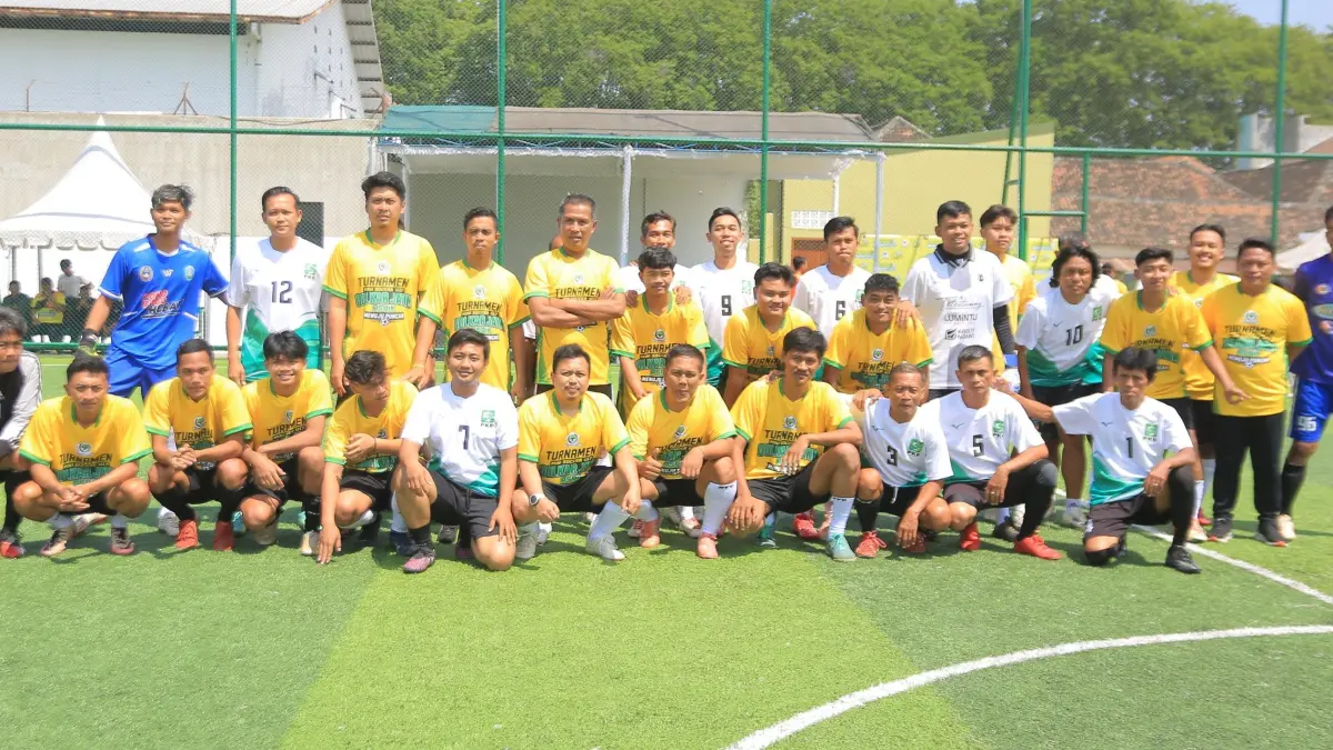 PERSAHABATAN: Gelaran Bahlil Mini Soccer Zona Madiun Raya dibuka dengan pertandingan eksebisi antara DPD Golkar se-Madiun Raya melawan DPC PKB Ponorogo yang dimenangkan oleh Golkar dengan skor 3-2.