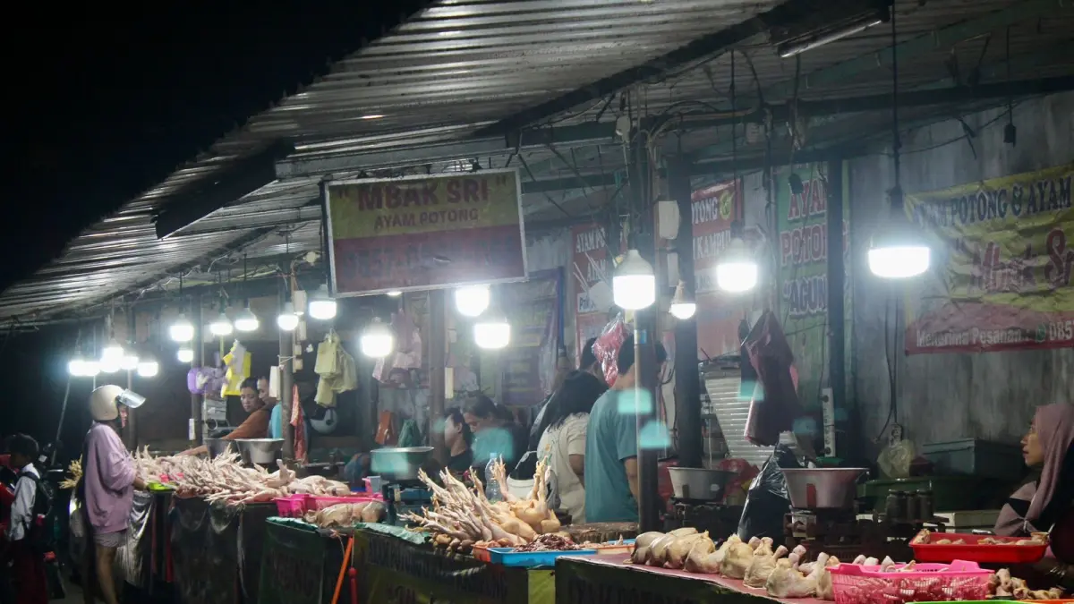 Sejumlah pedagang ayam di pasar setono betek