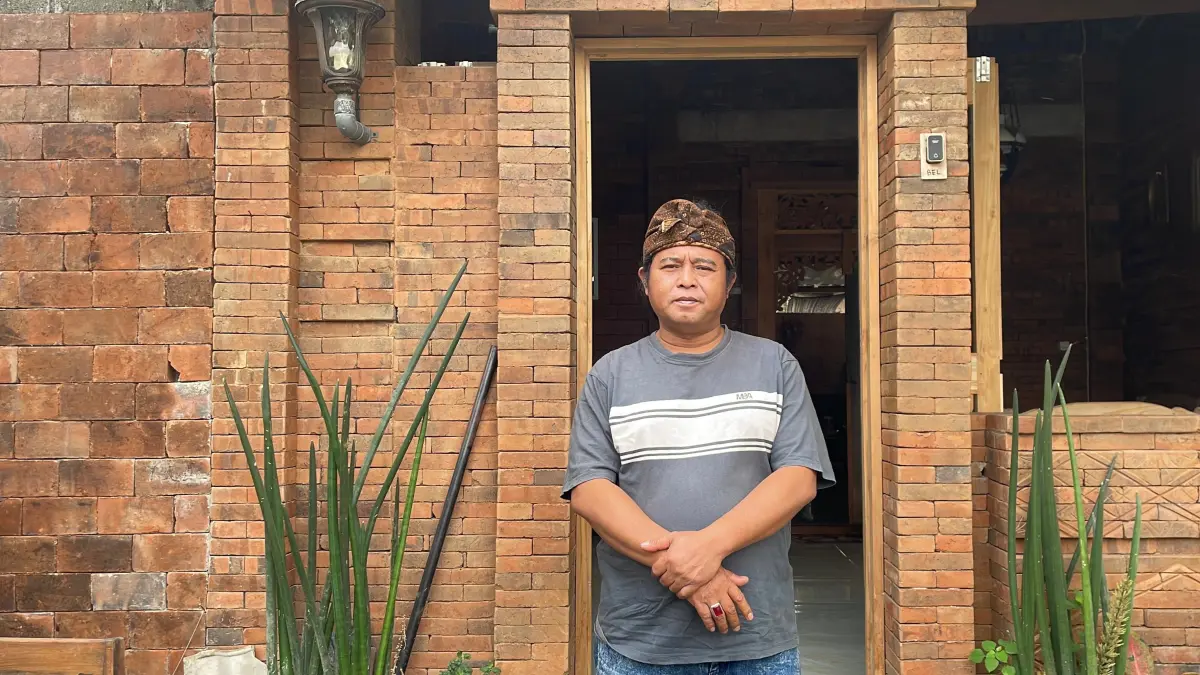 Surya Adi memilih ‘menengok’ masa lalu. Menghidupkan langgam arsitektur kerajaan di tengah maraknya bangunan bergaya modern. Baginya, setiap bata merah adalah bagian warisan budaya yang akan dibaca generasi berikutnya. 
 