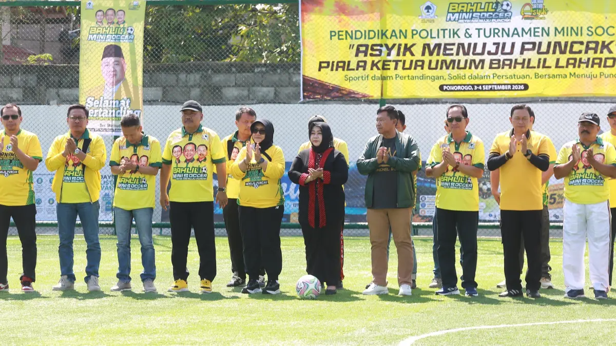  KOMPETITIF: Ketua DPD Partai Golkar Jatim Ali Mufthi bersama dengan Plt Bupati Ponorogo Lisdyarita, Ketua DPRD Ponorogo Dwi Agus Prayitno, Direktur Jawa Pos Radar Marsudi Nurwahid bersama Ketua DPD Golkar se-Madiun Raya membuka gelaran Bahlil Mini Soccer Zona Madiun Raya di Gontor Mini Soccer, Ponorogo kemarin (3/9).
