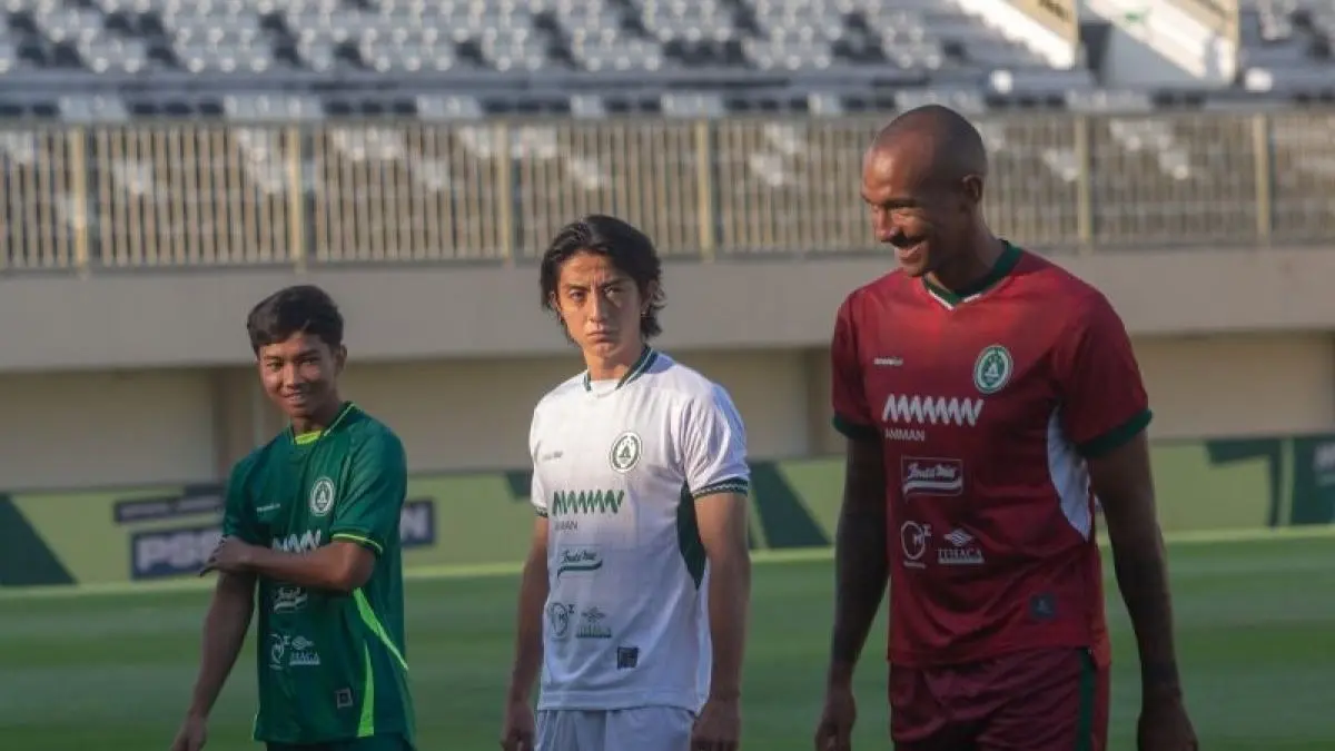 Pesepak bola PSS Sleman Dominikus Dion (kiri), Hiromu Tanaka (tengah), dan Melvyn Lorenzen (kanan) mengenakan jersi baru saat peluncuran tim dan jersi PSS Sleman di Stadion Maguwoharjo, Sleman, D.I. Yogyakarta, Sabtu (8/8/2026). (ANTARA FOTO/Andreas Fitri Atmoko/kye)
