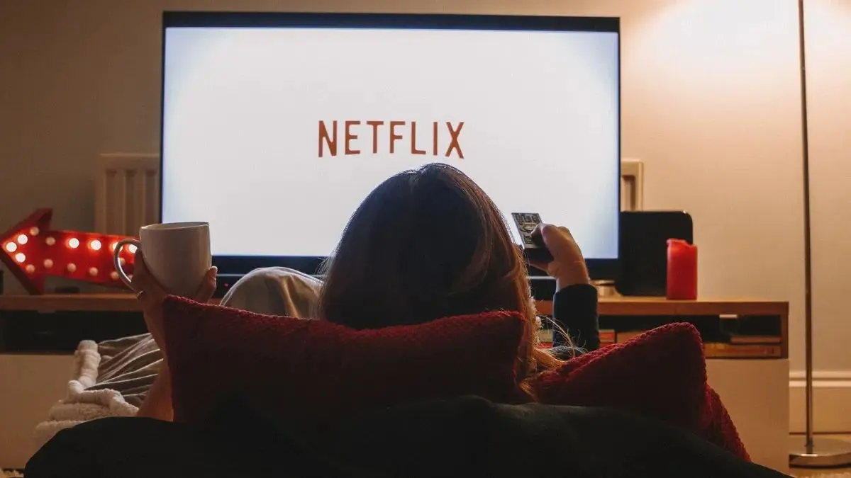 ilustrasi menonton netflix (pinterest)