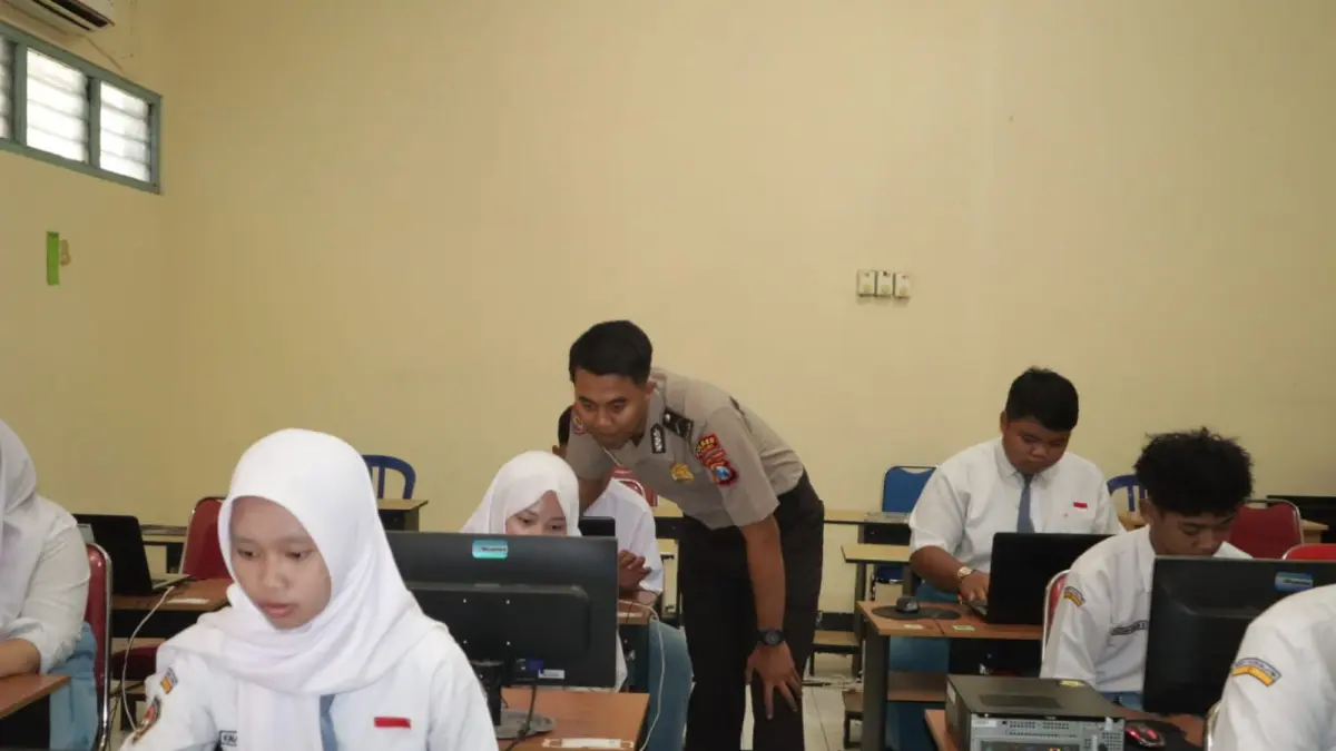 Personel Polres Kediri saat lakukan pendampingan siswa. (Foto Polres Kediri)