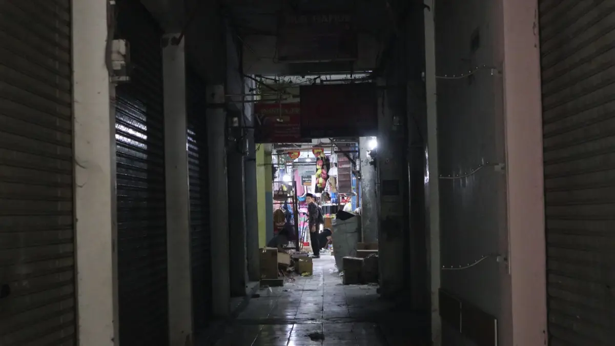SEPI: Sejumlah kios di Pasar Bandar tetap belum buka. Sedikitnya ada 20 pedagang yang hingga kemarin memilih tetap menutup lapaknya. (Foto: Ayu Isma)