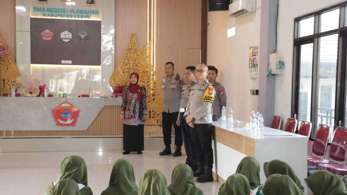 Saat personel Polres Kediri lakukan edukasi soal AI di SMAN 1 Plemahan, Jumat (4/9/2026).