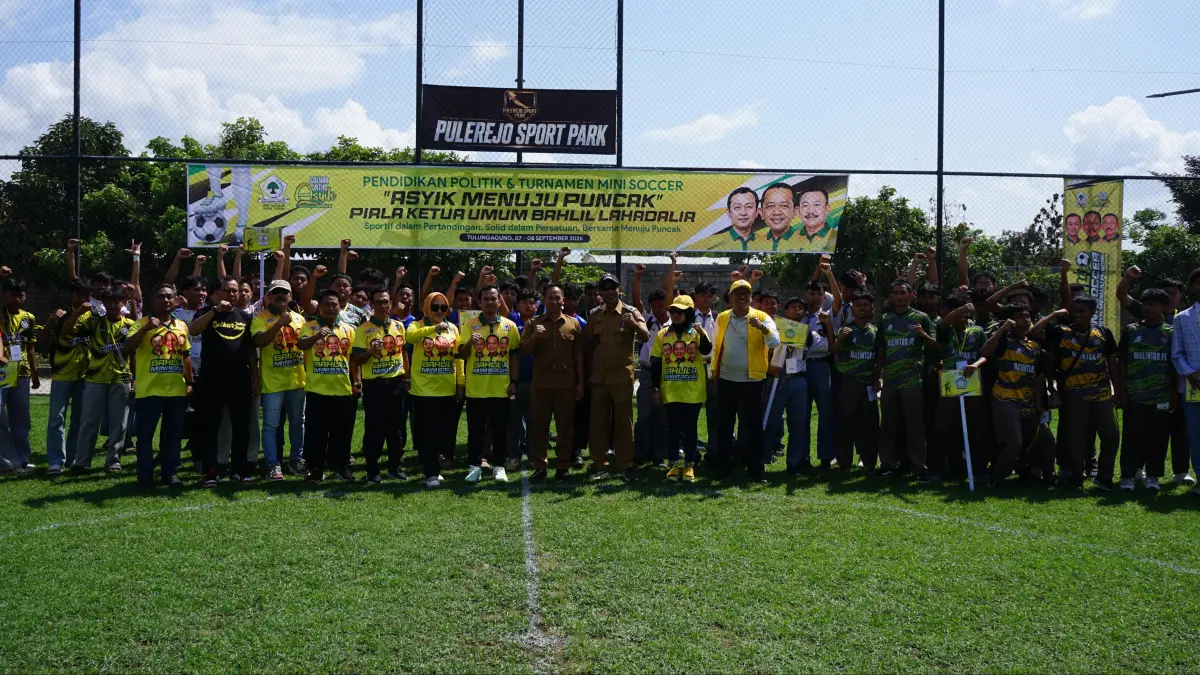 DR PERDANA/RADAR TULUNGAGUNG
MERIAH: Perwakilan empat DPD Partai Golkar berfoto bersama peserta Bahlil Mini Soccer Asyik Menuju Puncak Zona 3 Tulungagung di Pulerejo Sport Park, Senin (7/9).