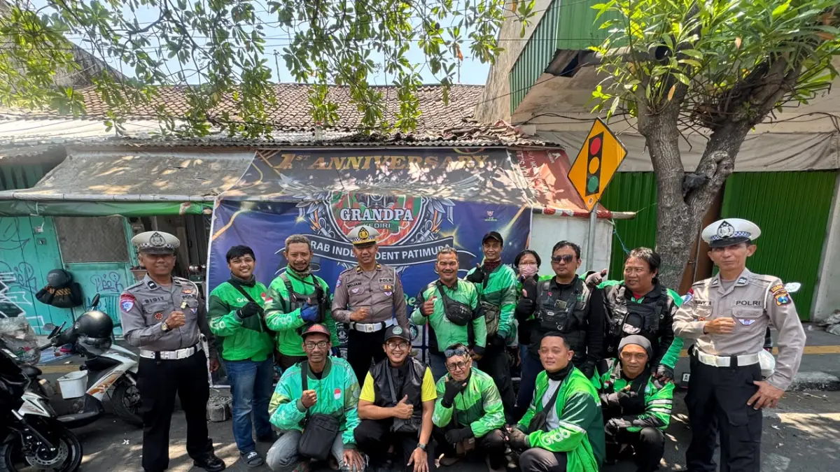 Kanit Kamsel Iptu Mujani beserta jajaran berikan imbauan kepada pengemudi ojol. 
