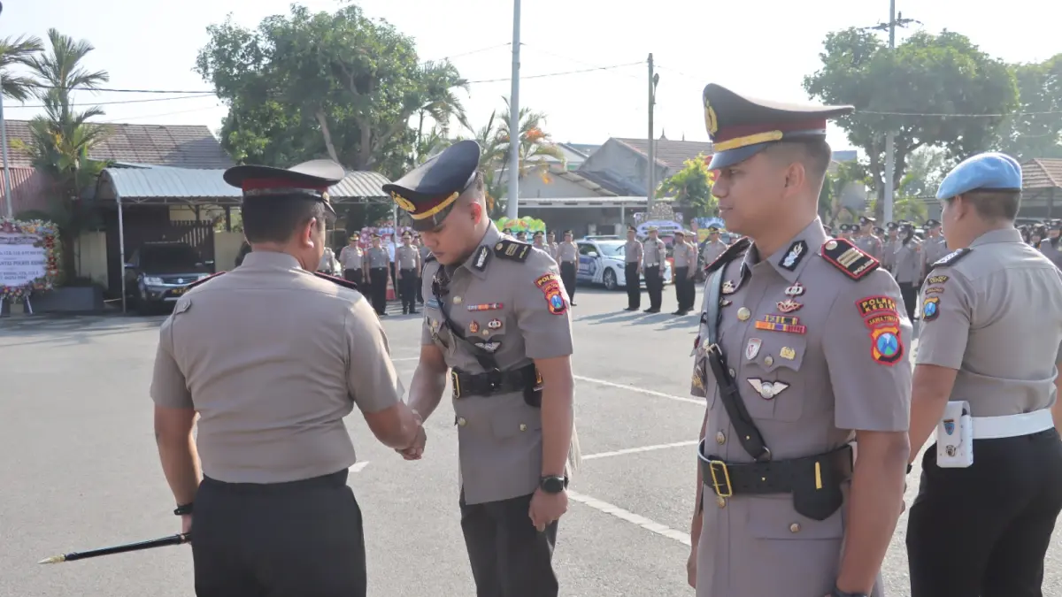 Kapolres Kediri bersalaman dengan kasatlantas lama dan baru. (Foto Polres Kediri)
