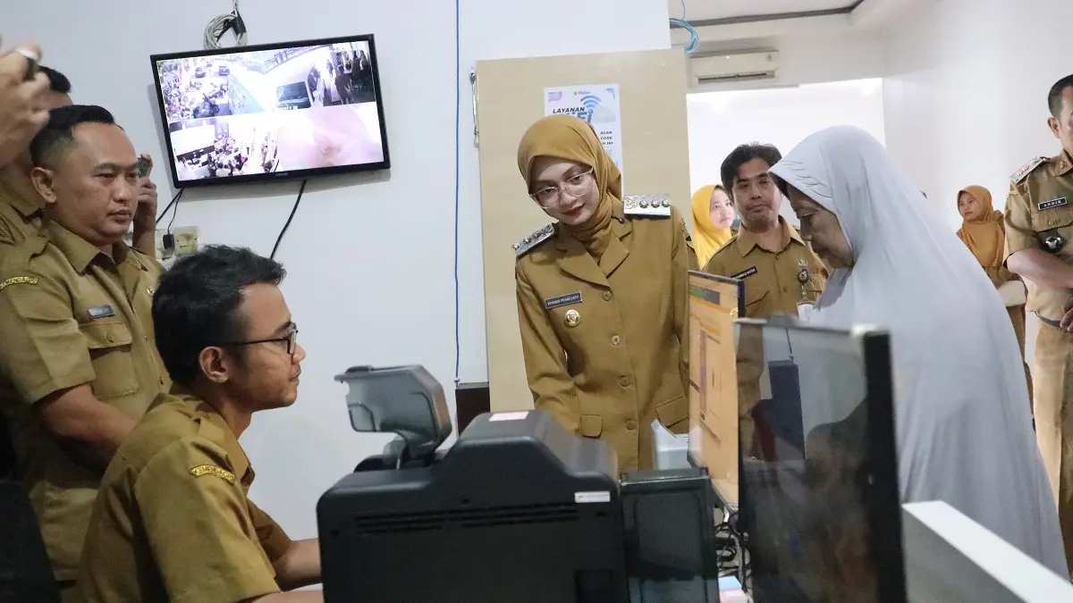 LAYANAN CEPAT: Wali Kota Kediri Vinanda Prameswati melihat langsung layanan pencetakan KTP elektronik di Kelurahan Banjarmlati, Mojoroto yang bisa selesai hanya dalam waktu dua menit. (Foto: Ayu Isma)
