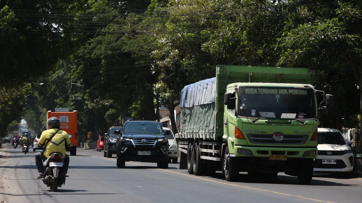 Mulai hari ini truk sumbu tiga di larang melintas ruas jalan protokol Kota Kediri mulai pukul 05.00 sampai 22.00. (Wahyu Adji/JPRK)