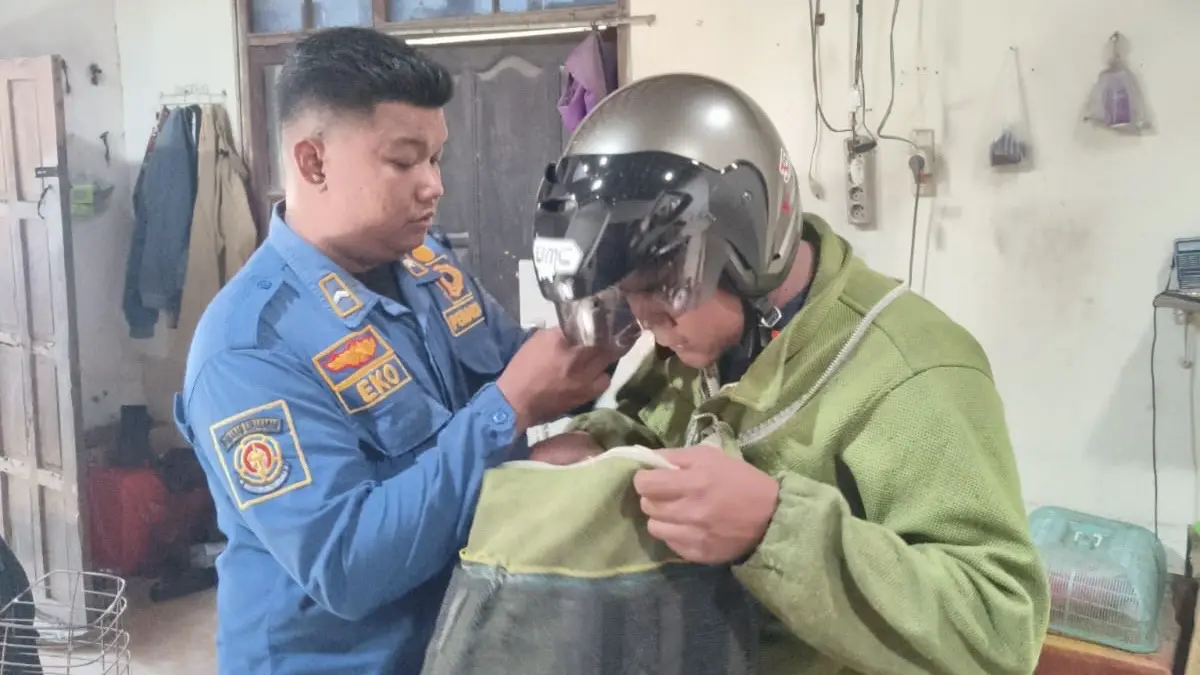 Petugas saat bersiap lakukan evakuasi lebah. (Foto Damkar Kabupaten Kediri)