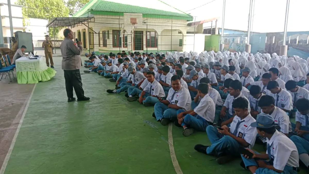 Polres Kediri saat lakukan pembekalan ke siswa. (Foto Polres Kediri)