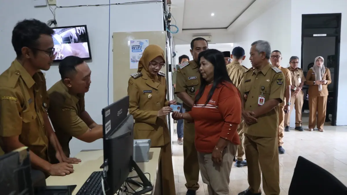 Wali Kota Vinanda menyerahkan alat finger scanner. (AYU ISMA)