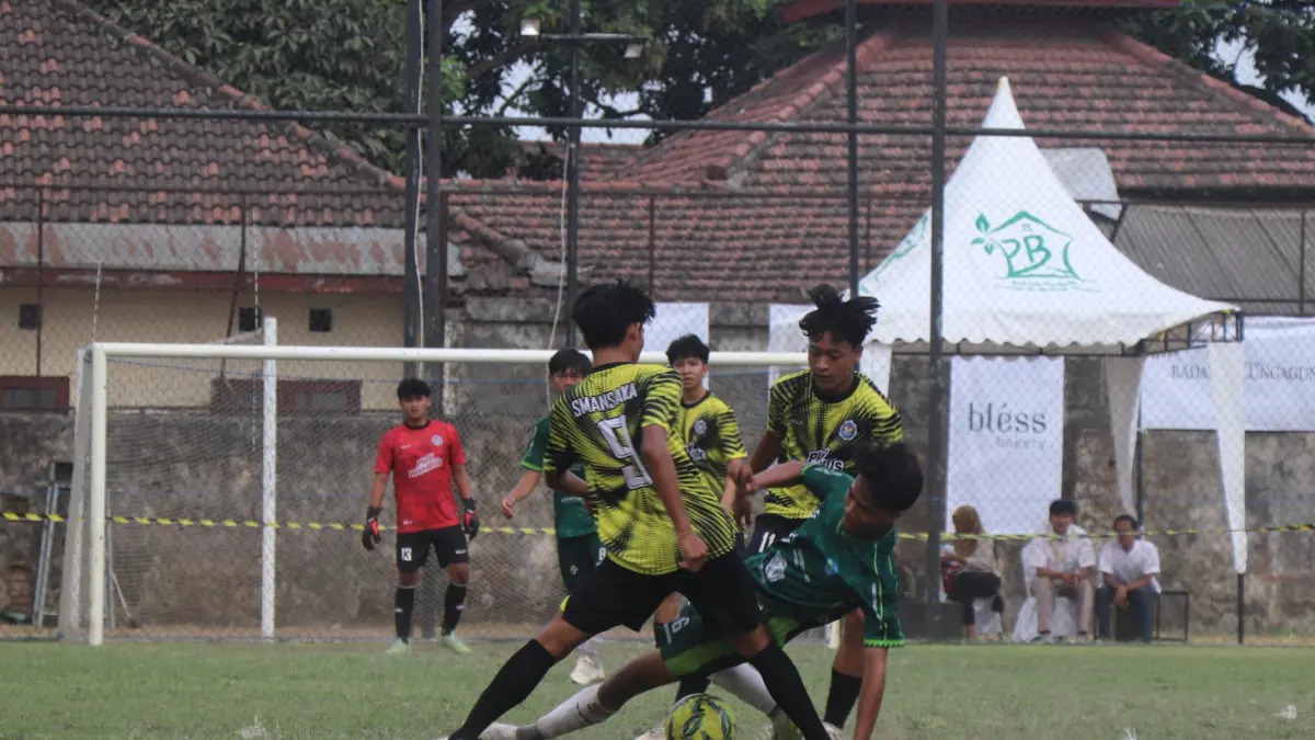 DR PERDANA/RADAR TULUNGAGUNG
SENGIT: Dua pemain SMAN 1 Kauman mengepung gelandang SMAN 1 Trenggalek dalam perebutan tiket final Bahlil Mini Soccer Asyik Menuju Puncak Zona 3 Tulungagung, kemarin.