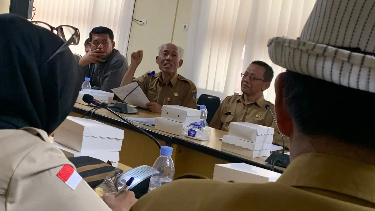 Kepala DPMPD Agus Cahyono saat menerangkan terkait kenapa pilkades belum bisa dilaksanakan. (Foto Asad MS)