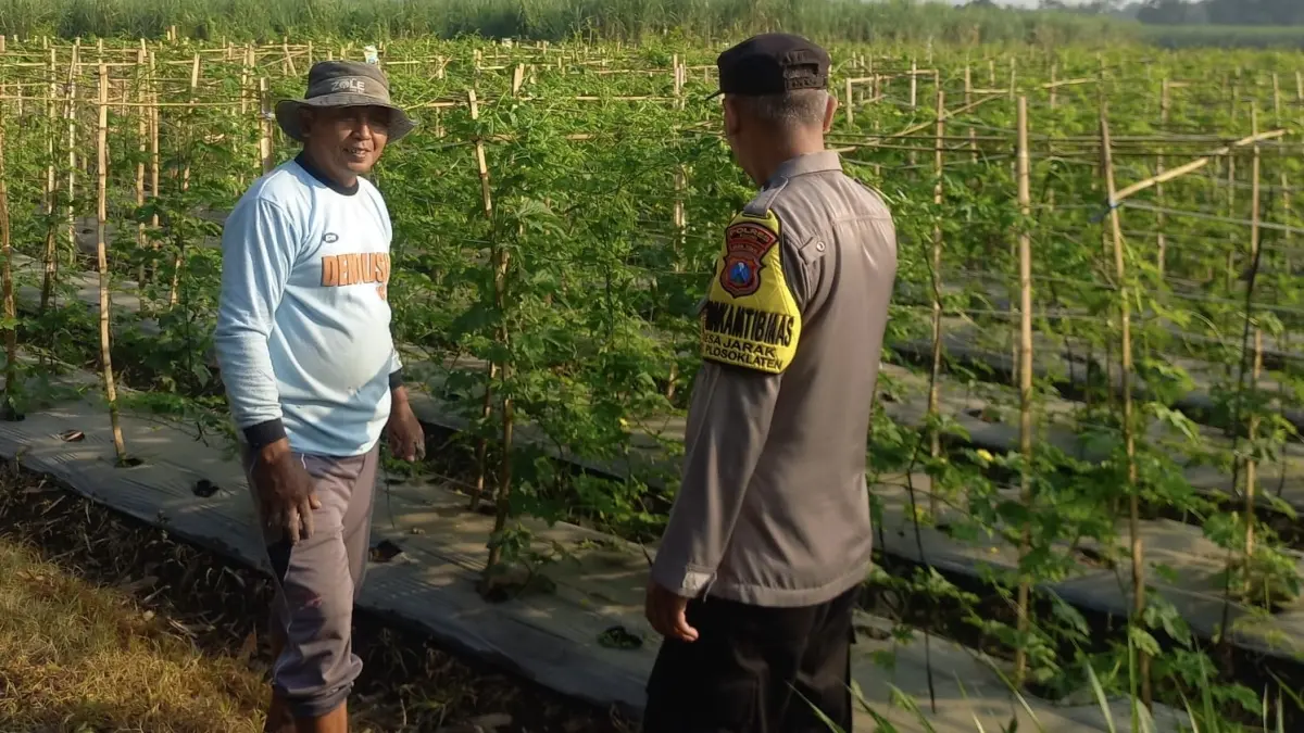 Polisi sedang lakukan pendampingan ke petani. (Foto Polres Kediri)