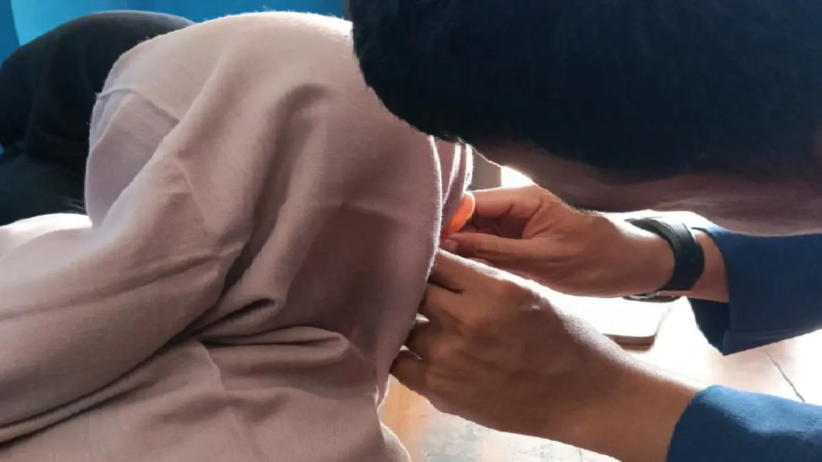 Damkar lakukan evakuasi anting. (Foto Damkar Kabupaten Kediri)