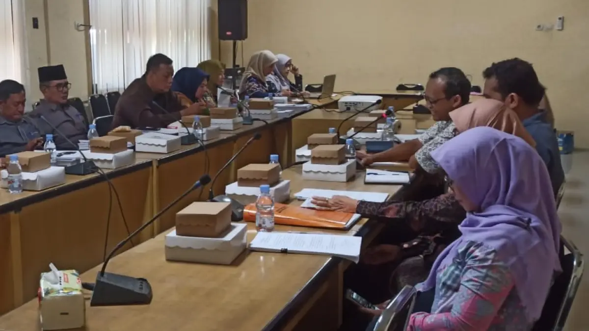 Pansus saat lakukan rapat. (Foto Lutfi Mahmudiono)