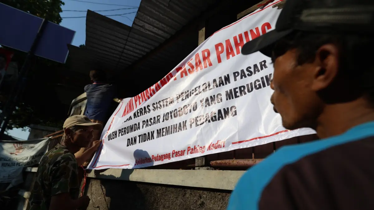 Pedagang Pasar Pahing pasang baliho protes. (Wahyu Adji/JPRK)