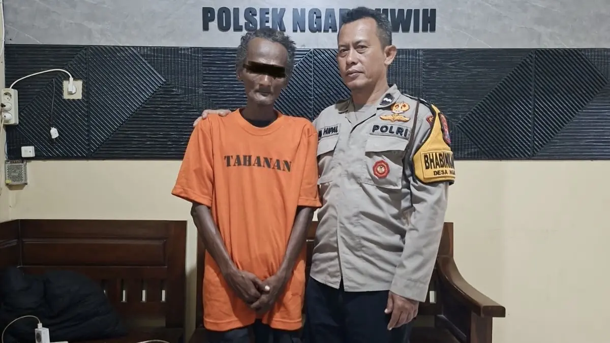 Polisi saat menggandeng terduka pelaku. (Foto Polsek Ngadiluwih)