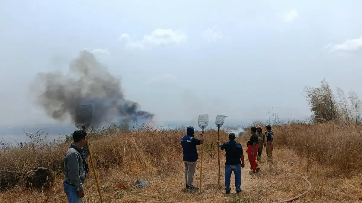 Relawan bersama petugas lakukan proses pemadaman. (Foto Damkar Kabupaten Kediri)