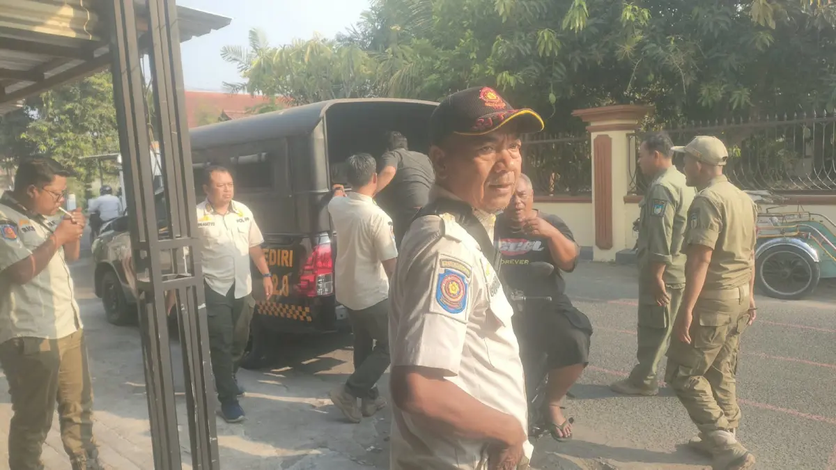 Satpol saat mengamankan ODGJ (Foto Satpol PP)