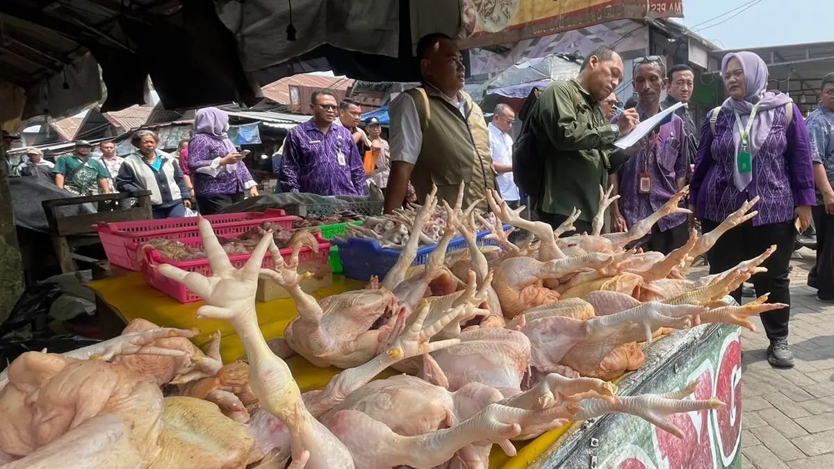 Anggota Bapanas ketika melakukan sidak di Pasar Setonobetek Kota Kediri (10/9).