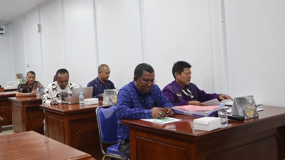 Direksi Perumda Pasar Joyoboyo menghadiri hearing yang digelar Komisi B DPRD Kota Kediri. (Foto: Ayu Isma)