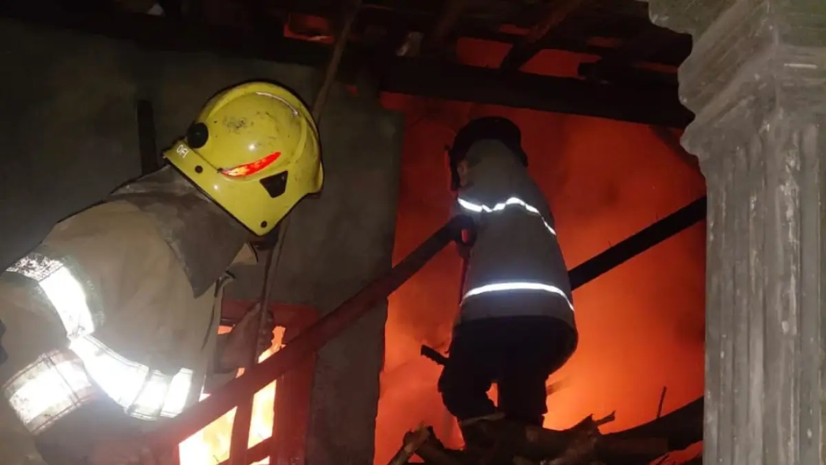 petugas pemadam kebakaran melakukan evakuasi terhadap rumah milik suningsih, warga Desa Tiru Lor yang terbakar 