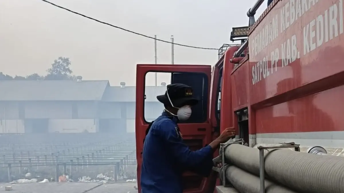 Petugas saat melakukan penanganan. (Foto Damkar Kabupaten Kediri)