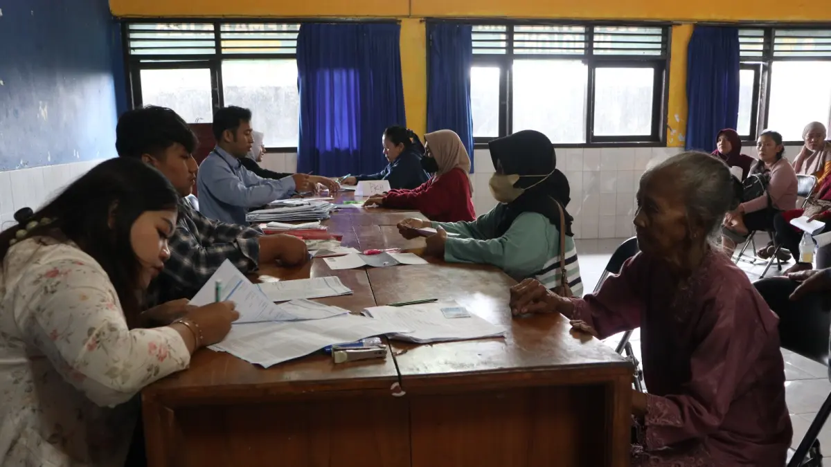 Warga Kota Kediri mengambil tabungan untuk penyaluran bansos PKH dan BPNT, Agustus 2025 lalu. (Foto: Ayu Isma)