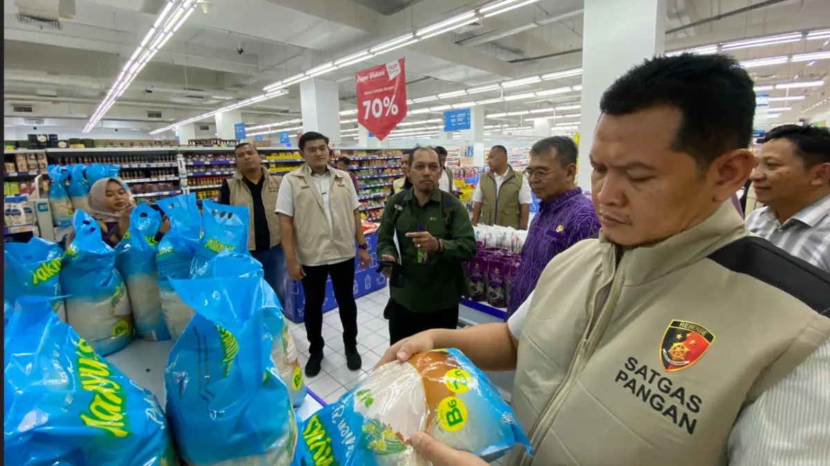 Bapanas dan Satgas Pangan Mabes Polri sidang beras premium di pasar tradisional dan ritel modern. (Hilda Nurmala Risani/JPRK)