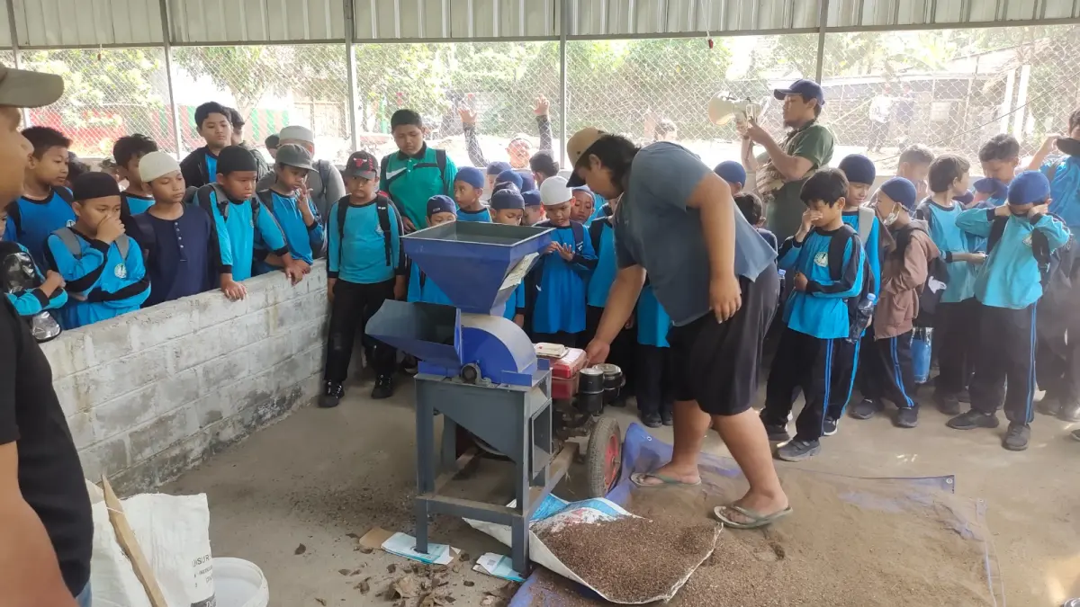 Murid-murid dari sekolah sekitar yang telah mengambil psalah satu paket ekowisata di Desa Tempurejo, Wates, Kabupaten Kediri.