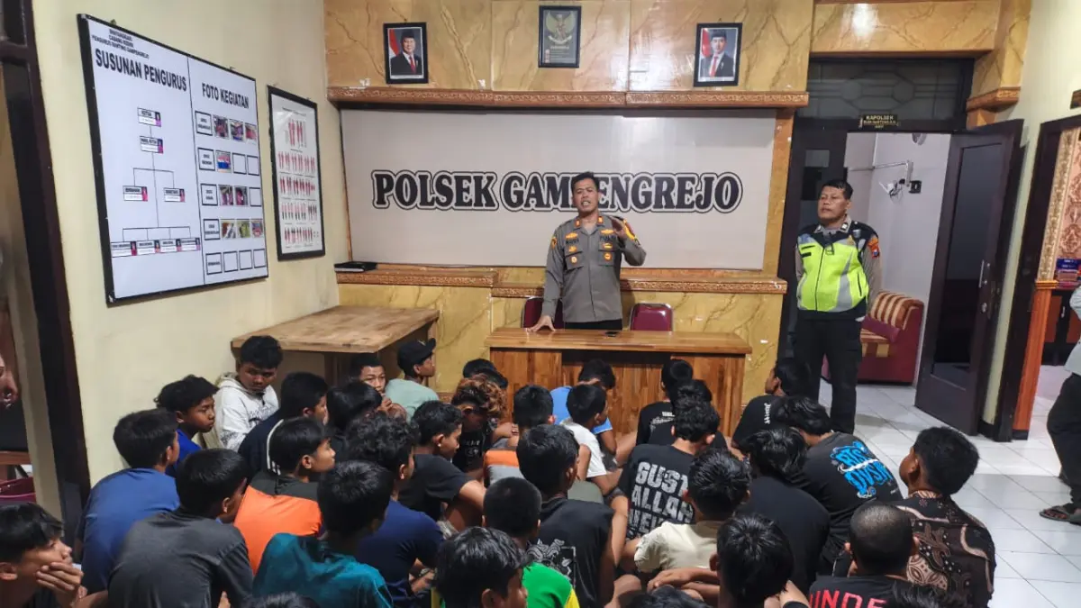 Saat kapolsek melakukan pembinaan. (Foto  Polsek Gampengrejo)
