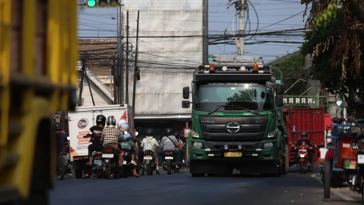 TERABAS LARANGAN: Kendaraan berat nekat melintas di Jl Letjen S. Parman Kota Kediri meski larangan melintas jalan protokol sudah diberlakukan sejak Senin (7/9) lalu. (WAHYU ADJI/JPRK)